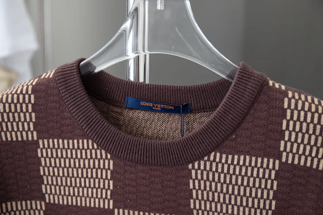 🅿️220 LV Louis 25ss spring and summer new Fei Dong conference super heavy-duty Swarovski rhinestone embroidered brand logo letter half-sleeved woolen fabric, customized super flash eight-claw diamonds, simple and elegant, classic, made of combed cotton yarn knitted cotton fabric, pure cotton high-weight special yarn, weighing it up feels full of weight, and the upper body is more textured than ordinary T-shirts. This texture can cope with the weather easily, suitable for both hot and cold! The pattern on the chest adopts three-dimensional wool hanging technology, and is perfectly produced stitch by stitch with reference to the original version! The loose fit design allows petite girls to wear it so that the lower body is missing, making them look taller and slimmer! Size: S-XL